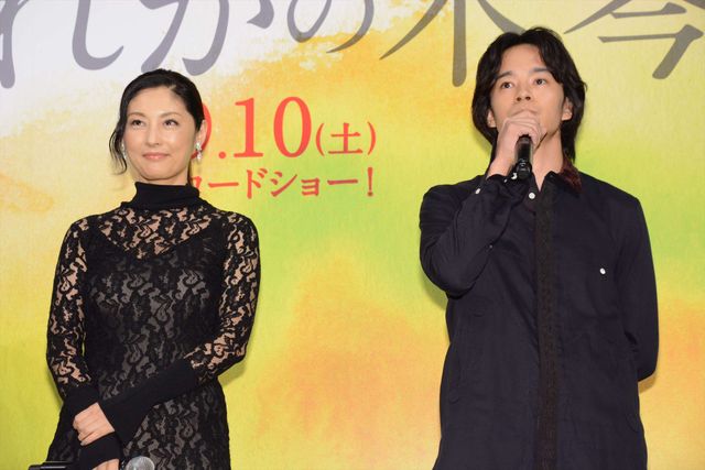 黒のシースルードレスの常盤貴子、池松壮亮と一緒に登場！（19枚目）