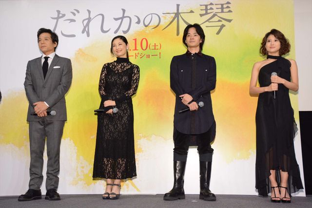 黒のシースルードレスの常盤貴子、池松壮亮と一緒に登場！（20枚目）