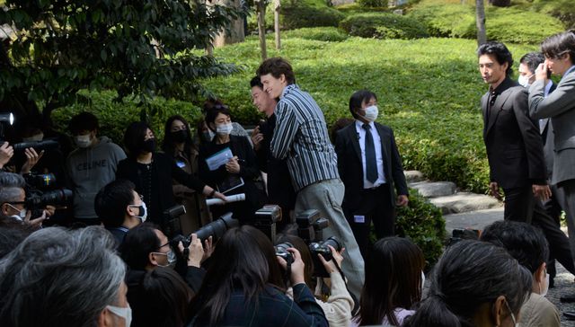 笠松将に笑顔で抱きつくアンセル・エルゴート!「TOKYO VICE」記者会見:フォトギャラリー