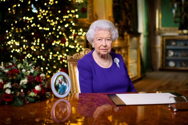 英国のエリザベス女王は、毎年恒例のクリスマスのスピーチで、新型コロナウイルスのパンデミックで大切な人を失ったり、感染予防のために家族や友人と会えない人を思いやった。24日ウィンザー城で代表撮影