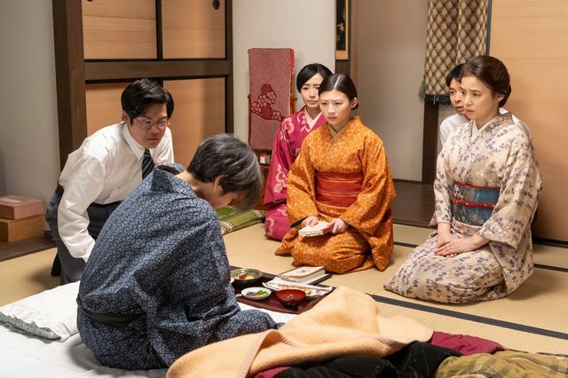 寝たきりの直言（岡部たかし）が心配…「虎に翼」第22回の場面写真：フォトギャラリー