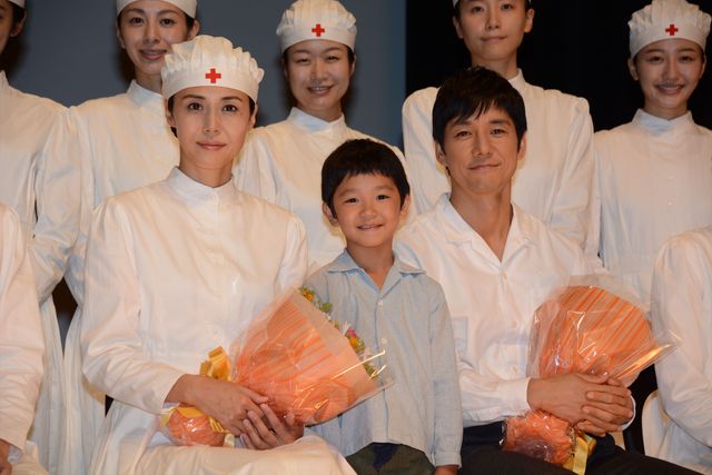 松嶋菜々子＆西島秀俊、息子役を前にママ＆パパの顔！フォトギャラリー（17枚目）