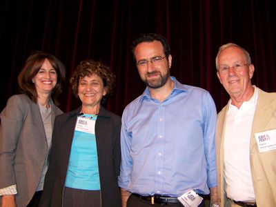 （左から）バーバラ・タリヴァー、ティナ・ハーシュ、アンドリュー・ワイスブラム、ハリー・ケラミダス