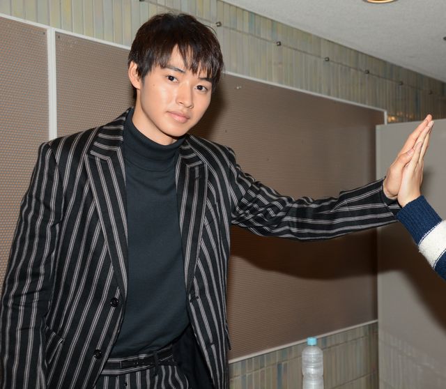 “壁ドン”山崎賢人に“生タッチ”！【フォトギャラリー】：フォトギャラリー