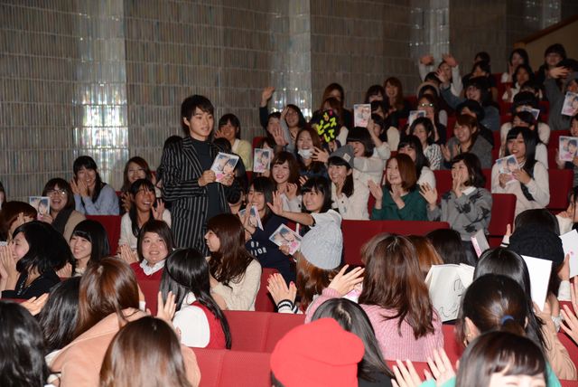 “壁ドン”山崎賢人に“生タッチ”！【フォトギャラリー】（6枚目）