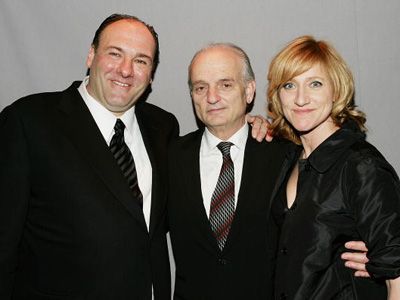 「ザ・ソプラノズ」キャストのジェームズ・ガンドルフィーニ（左）、イーディ・ファルコ（右）とクリエイターのデヴィッド・チェイス（中）