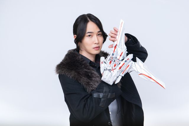 カルマ、念願の変身！「ナンバーワン戦隊ゴジュウジャー」インタビュー撮り下ろしカット（2枚目）