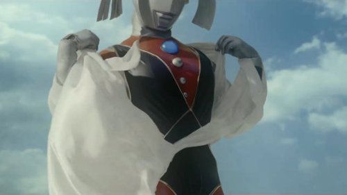ウルトラの母に父がバックハグ!フォトギャラリー:フォトギャラリー