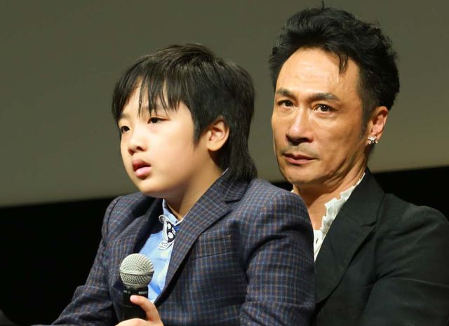 東京国際映画祭イベントの壇上で落ち着かない息子に手を焼くフランシス・ン