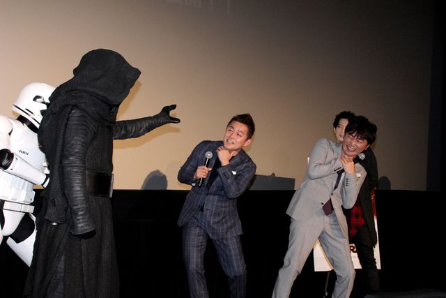 カイロ・レンに襲われるスピードワゴン＆津田健次郎！：フォトギャラリー