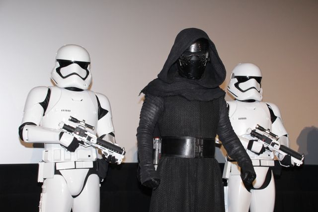 カイロ・レンに襲われるスピードワゴン＆津田健次郎！（4枚目）