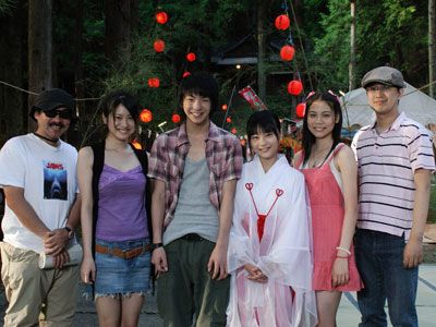 写真左から、及川中監督、飛鳥凛、前田公輝、あいか、松山愛里、原作者の竜騎士07/07th Expansion