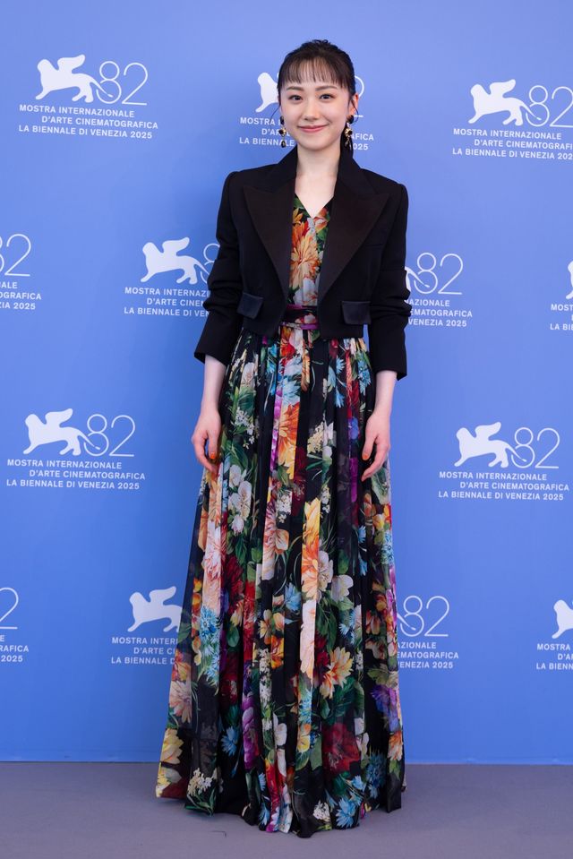 大人の魅力！芦田愛菜、シックなドレス姿で「ベネチア国際映画祭」に登場：フォトギャラリー