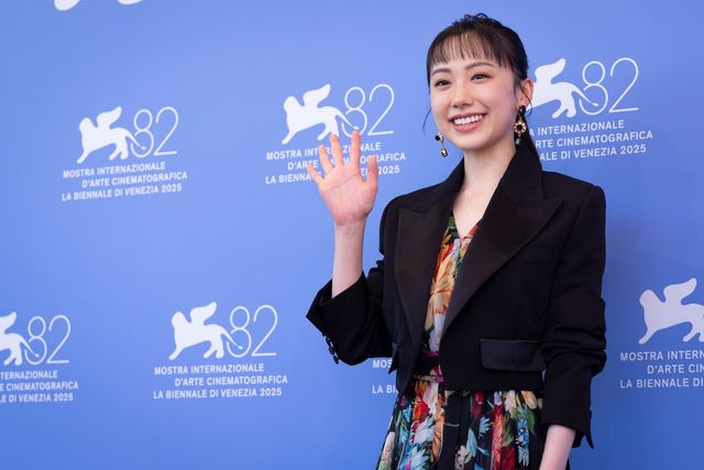 大人の魅力！芦田愛菜、シックなドレス姿で「ベネチア国際映画祭」に登場（2枚目）