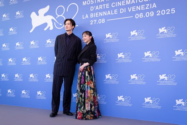 大人の魅力！芦田愛菜、シックなドレス姿で「ベネチア国際映画祭」に登場（5枚目）