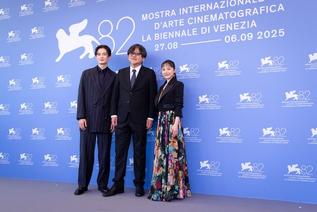 大人の魅力！芦田愛菜、シックなドレス姿で「ベネチア国際映画祭」に登場（6枚目）