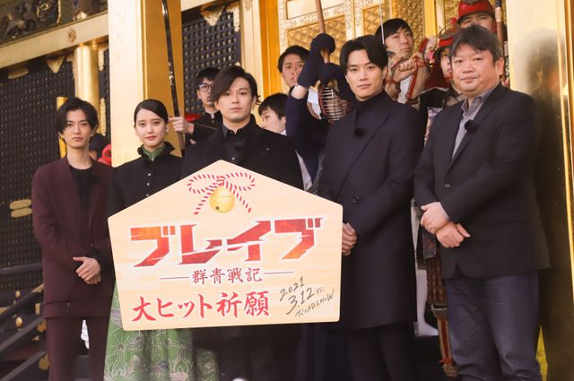 新田真剣佑ら、上野東照宮でヒット祈願!映画『ブレイブ -群青戦記-』大ヒット祈願イベント:フォトギャラリー