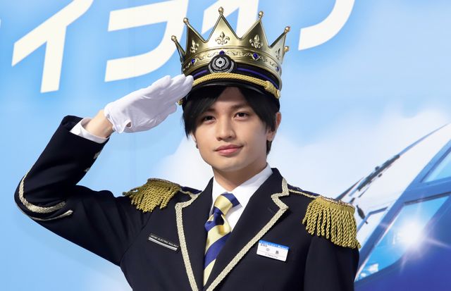 中島健人、セクシーすぎる制服姿で登場！：フォトギャラリー