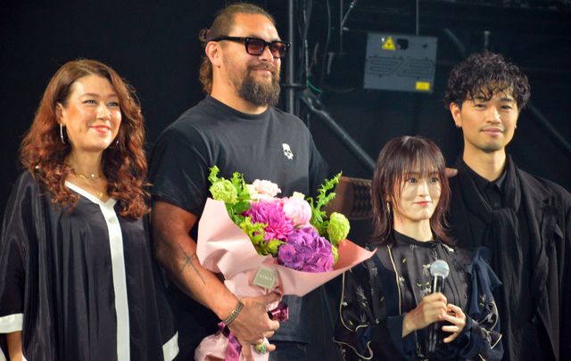 山本彩、ジェイソン・モモアに花束贈呈！「大阪コミコン2024