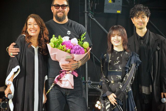 山本彩、ジェイソン・モモアに花束贈呈！「大阪コミコン2024