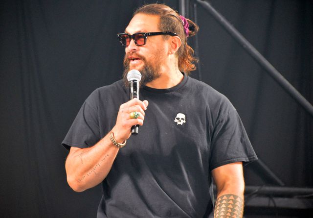 山本彩、ジェイソン・モモアに花束贈呈！「大阪コミコン2024」セレブステージ（3枚目）