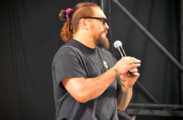 山本彩、ジェイソン・モモアに花束贈呈！「大阪コミコン2024」セレブステージ（4枚目）