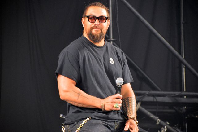 山本彩、ジェイソン・モモアに花束贈呈！「大阪コミコン2024」セレブステージ（5枚目）