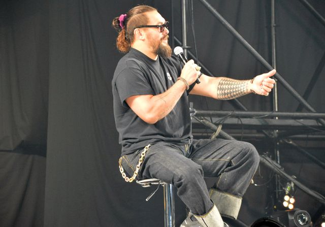 山本彩、ジェイソン・モモアに花束贈呈！「大阪コミコン2024」セレブステージ（6枚目）