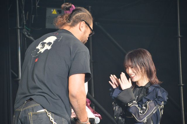 山本彩、ジェイソン・モモアに花束贈呈！「大阪コミコン2024」セレブステージ（8枚目）