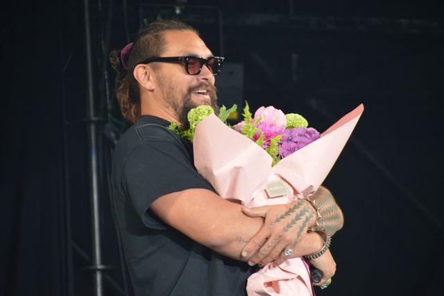 山本彩、ジェイソン・モモアに花束贈呈！「大阪コミコン2024」セレブステージ（11枚目）