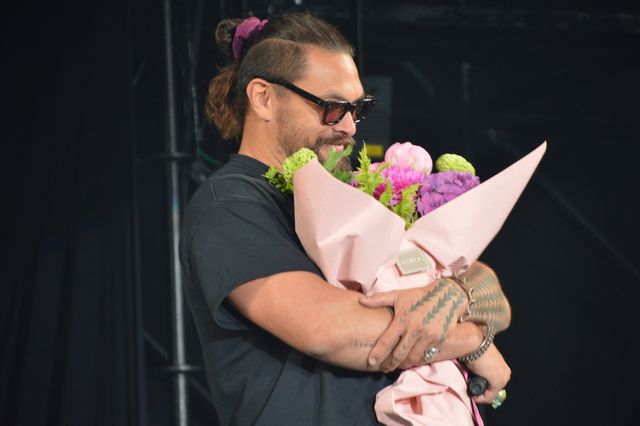 山本彩、ジェイソン・モモアに花束贈呈！「大阪コミコン2024」セレブステージ（12枚目）