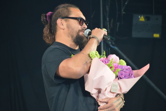 山本彩、ジェイソン・モモアに花束贈呈！「大阪コミコン2024」セレブステージ（15枚目）