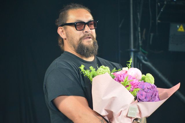 山本彩、ジェイソン・モモアに花束贈呈！「大阪コミコン2024」セレブステージ（16枚目）