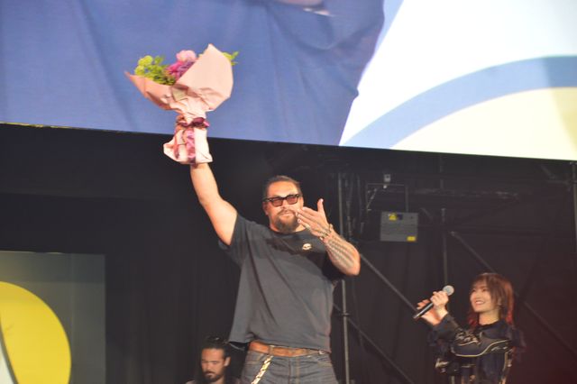 山本彩、ジェイソン・モモアに花束贈呈！「大阪コミコン2024」セレブステージ（17枚目）