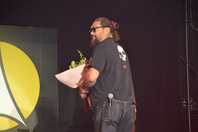 山本彩、ジェイソン・モモアに花束贈呈！「大阪コミコン2024」セレブステージ（18枚目）