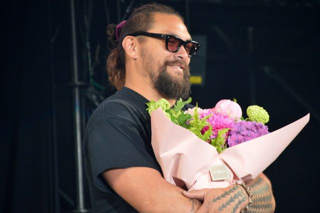 山本彩、ジェイソン・モモアに花束贈呈！「大阪コミコン2024」セレブステージ（19枚目）