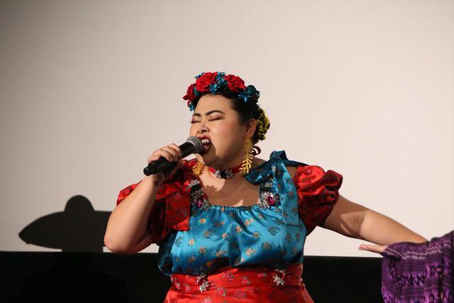 渡辺直美、ド派手な衣装で「リメンバー・ミー」熱唱！：フォトギャラリー