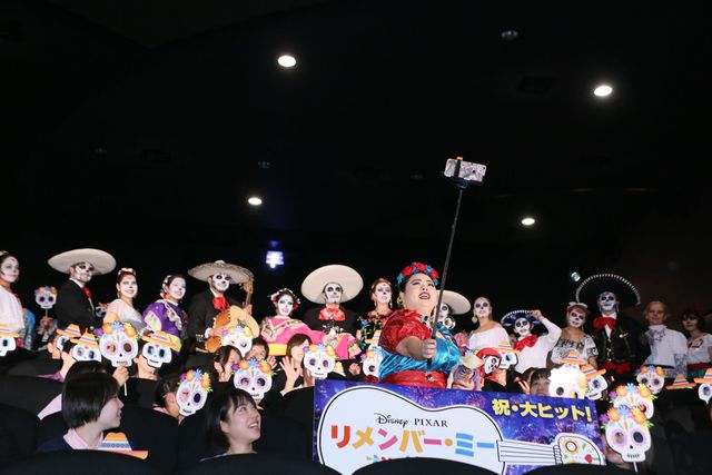 渡辺直美、ド派手な衣装で「リメンバー・ミー」熱唱！（10枚目）