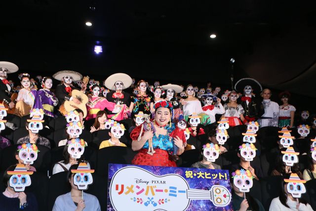 渡辺直美、ド派手な衣装で「リメンバー・ミー」熱唱！（11枚目）