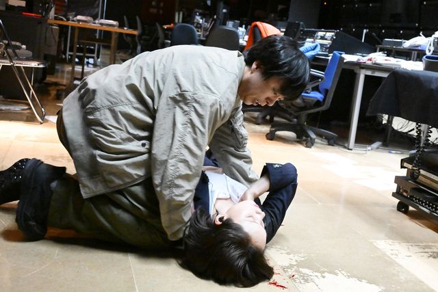 嘘だろ…「放送局占拠」衝撃の幕開け　第1話場面写真（ネタバレあり）（9枚目）