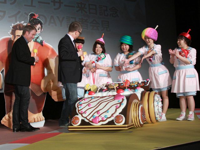 お菓子で作られたレーシングカーに大はしゃぎ！フォトギャラリー（4枚目）