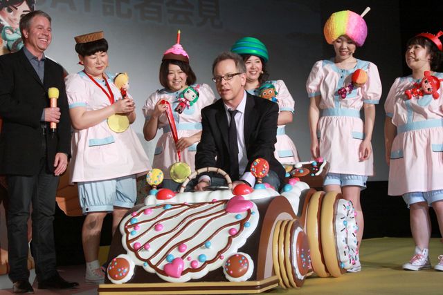 お菓子で作られたレーシングカーに大はしゃぎ！フォトギャラリー（5枚目）