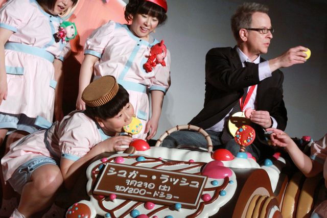 お菓子で作られたレーシングカーに大はしゃぎ！フォトギャラリー（8枚目）