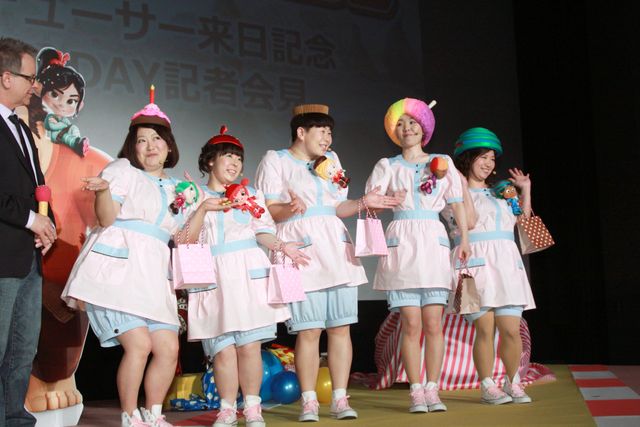 お菓子で作られたレーシングカーに大はしゃぎ！フォトギャラリー（14枚目）