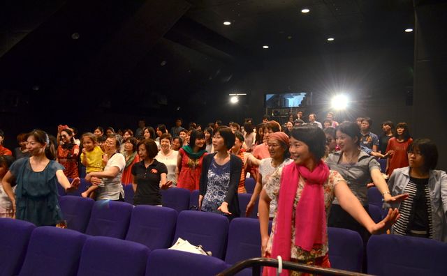 これがマサラ上映だ！観客も歌って踊るフォトギャラリー（5枚目）
