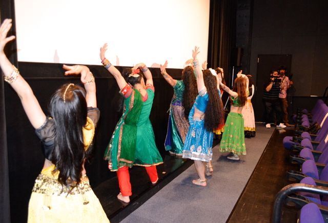 これがマサラ上映だ！観客も歌って踊るフォトギャラリー（7枚目）