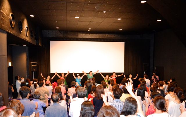 これがマサラ上映だ！観客も歌って踊るフォトギャラリー（8枚目）