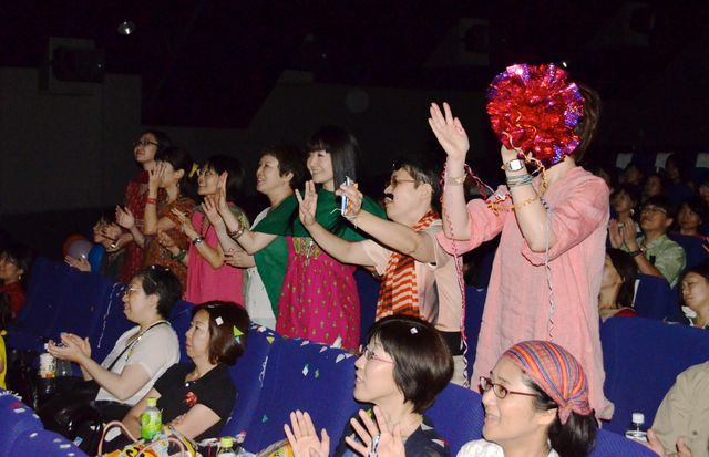 これがマサラ上映だ！観客も歌って踊るフォトギャラリー（12枚目）