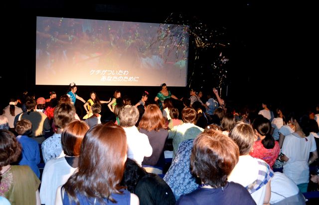 これがマサラ上映だ！観客も歌って踊るフォトギャラリー（13枚目）