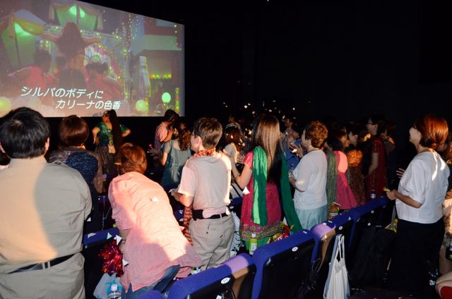 これがマサラ上映だ！観客も歌って踊るフォトギャラリー（14枚目）